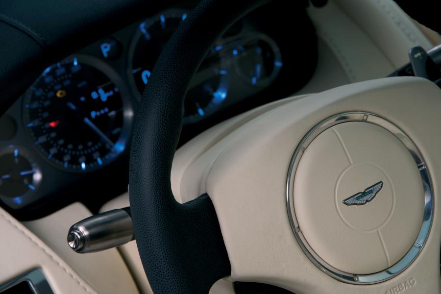 Панель приборов Aston Martin Rapide Concept 2006 года  (фото 12 из 39)